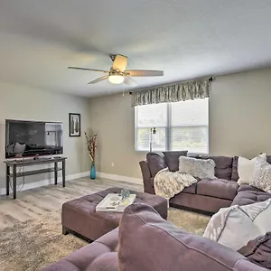 Coastal Minutes To Beach! Apartment