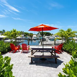 127 - Waterfront, Heated Pool, Huge Tv, Tiki Bar & Grill Apartment